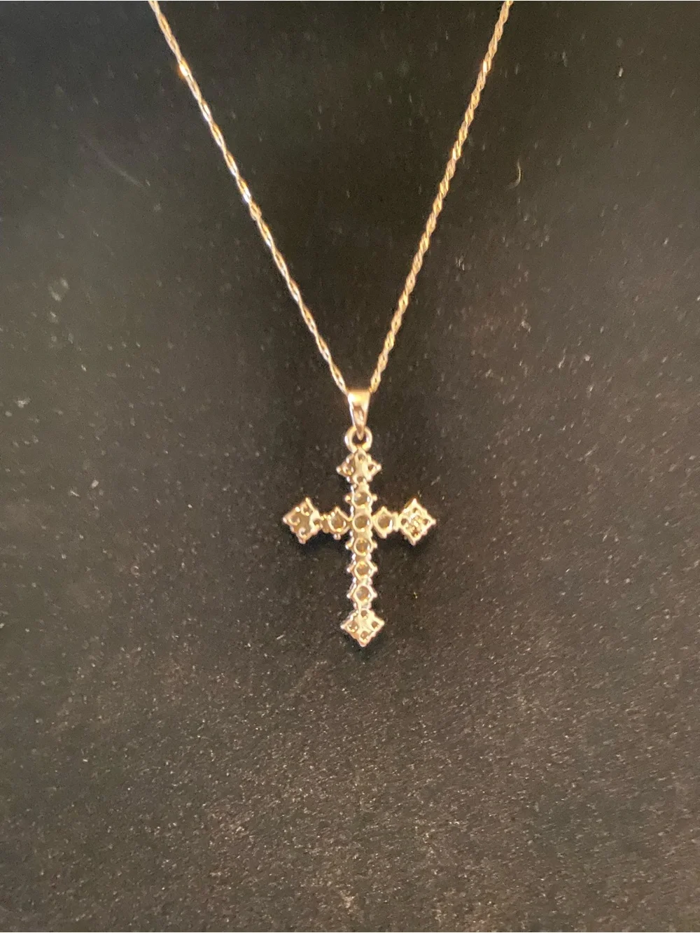 ELEGANT WHITE METAL CROSS NECKLACE W/DELICATE CHAIN CRYSTAL CROSS PENDANT